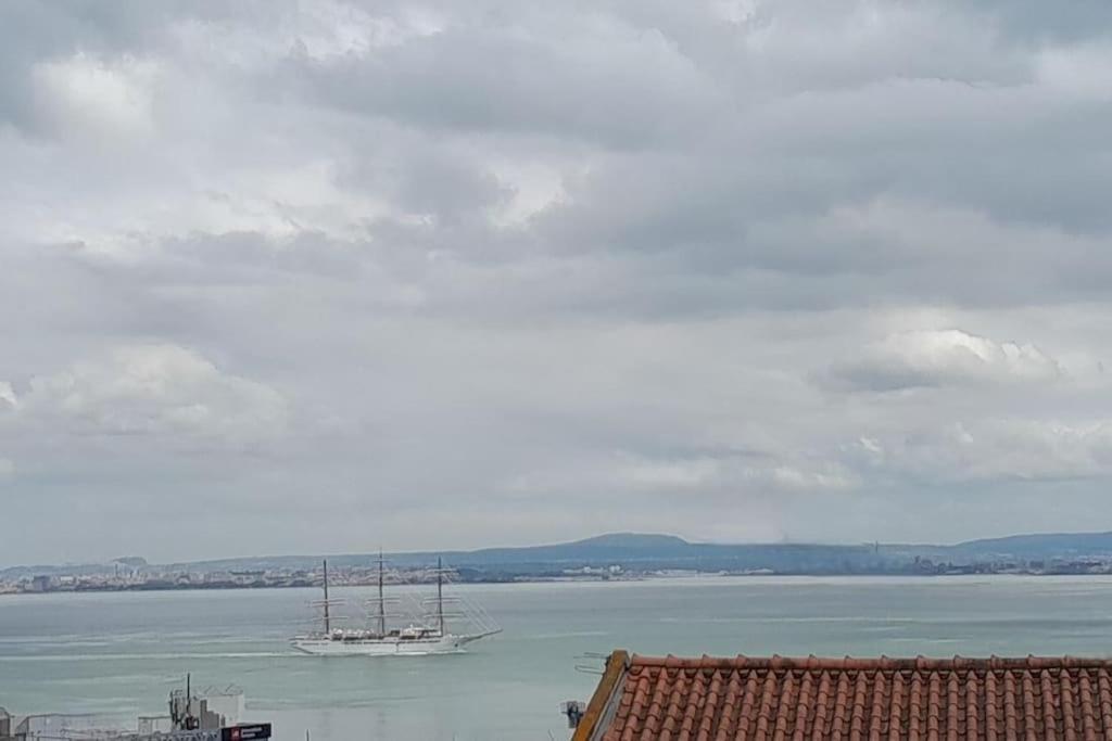 Sun River View Balcony Apartment Lisbon